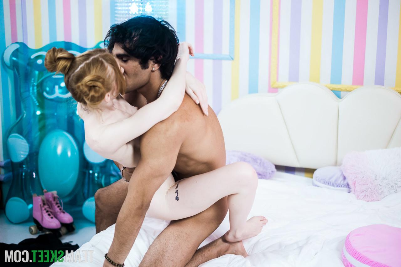 20P La estrella porno adolescente Madi Collins expone su coño y es follada por su hermanastro