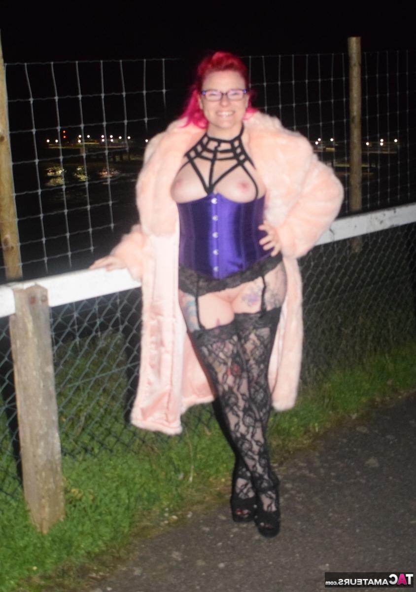 16P Redheaded amateur Mollie Foxxx flashes at night in a fur coat