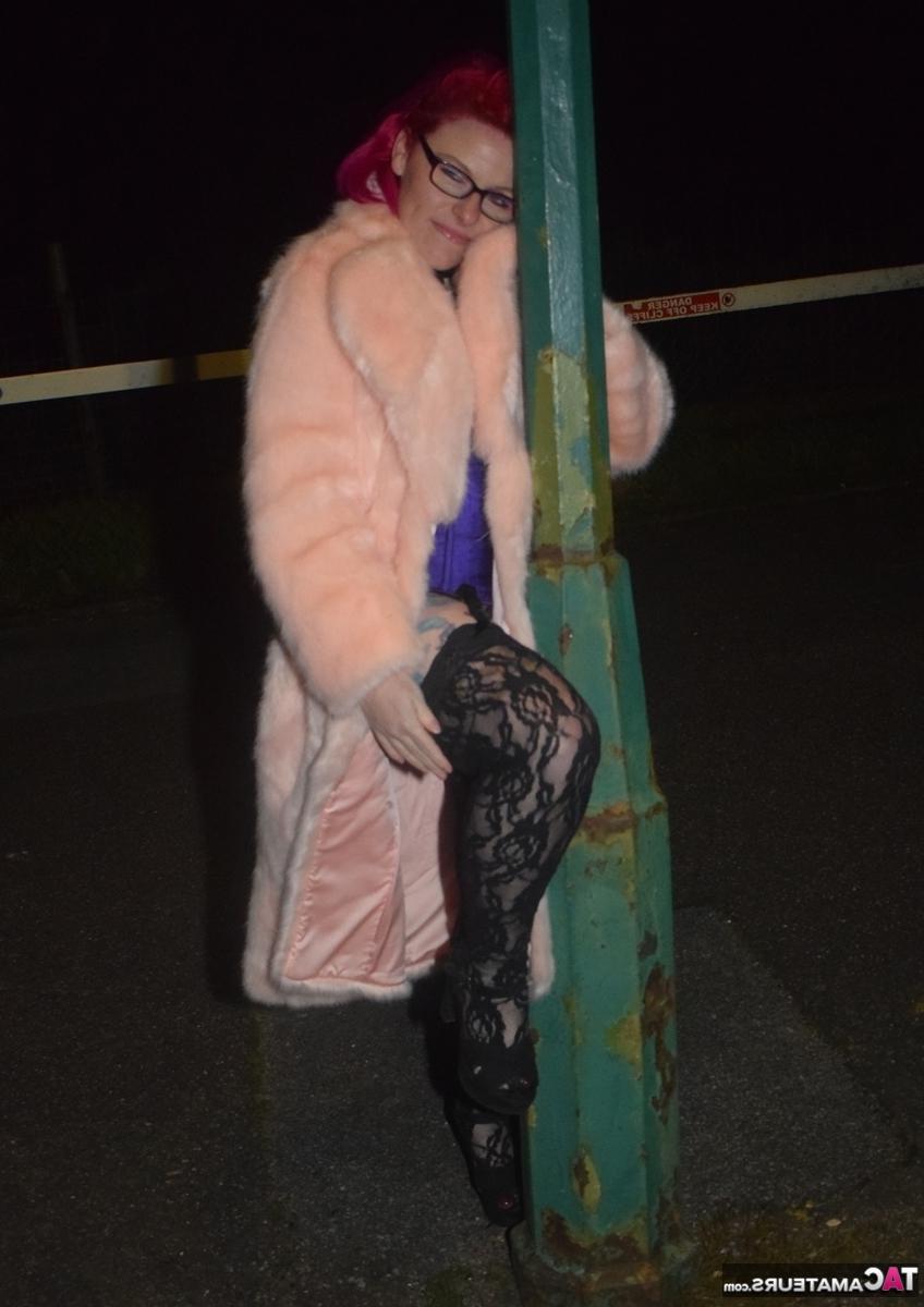 16P Redheaded amateur Mollie Foxxx flashes at night in a fur coat