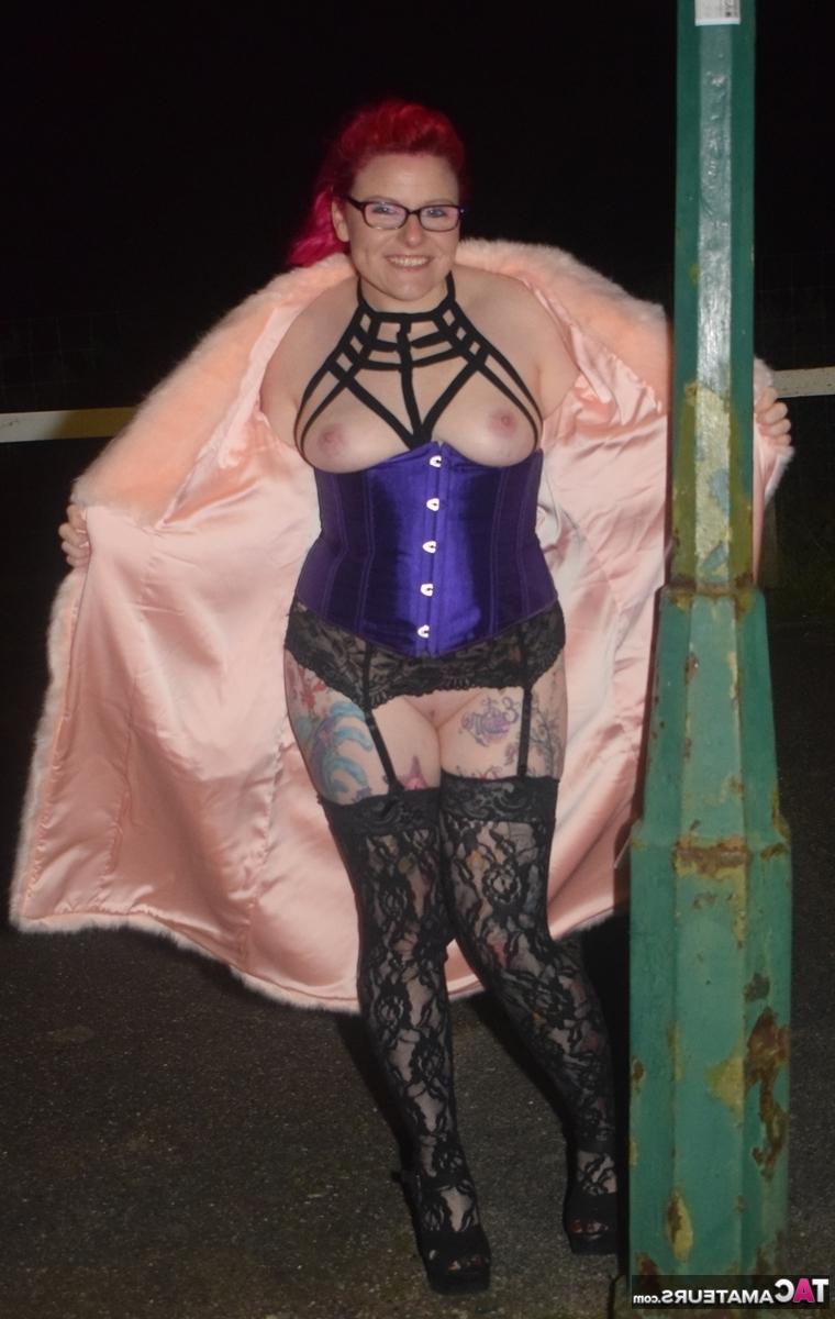 16P Redheaded amateur Mollie Foxxx flashes at night in a fur coat