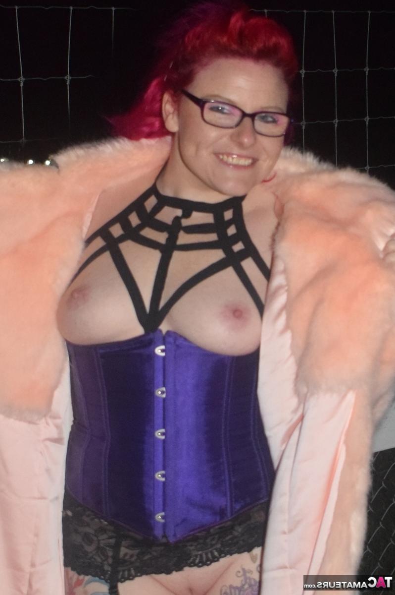 16P Redheaded amateur Mollie Foxxx flashes at night in a fur coat