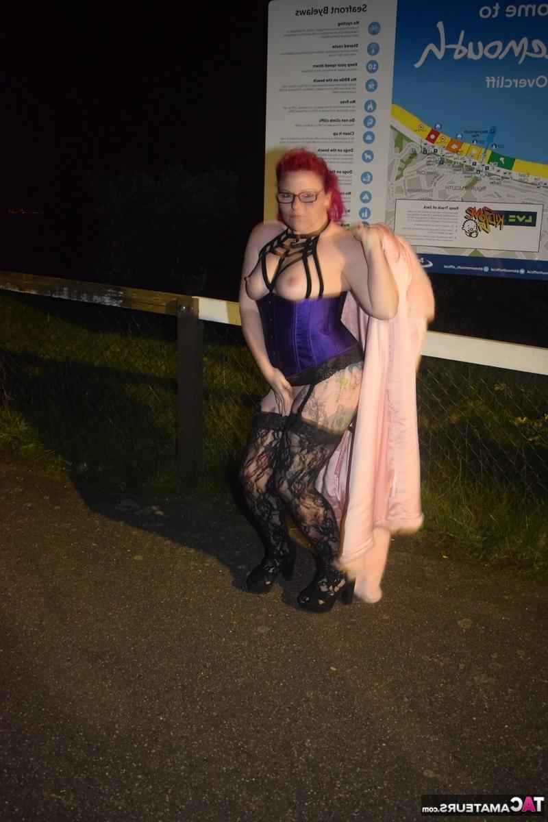 16P Redheaded amateur Mollie Foxxx flashes at night in a fur coat
