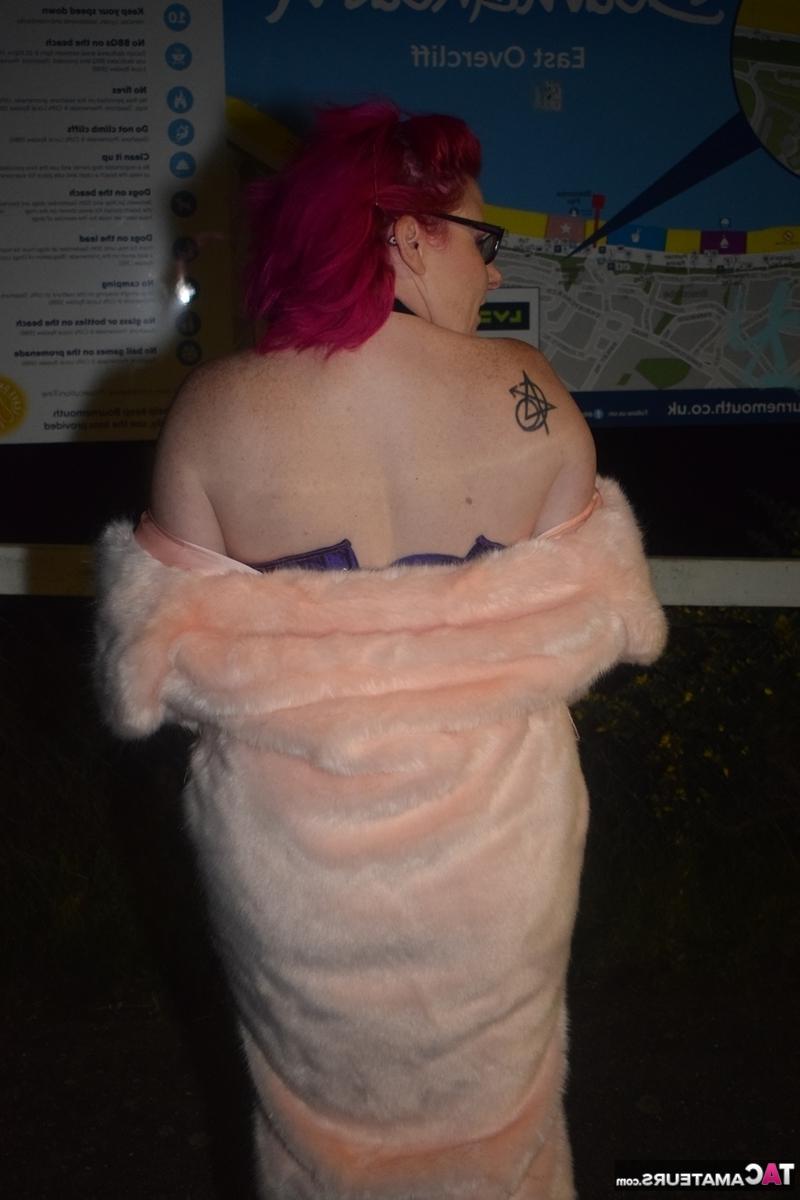 16P Redheaded amateur Mollie Foxxx flashes at night in a fur coat
