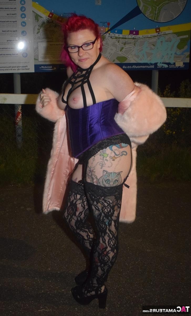 16P Redheaded amateur Mollie Foxxx flashes at night in a fur coat