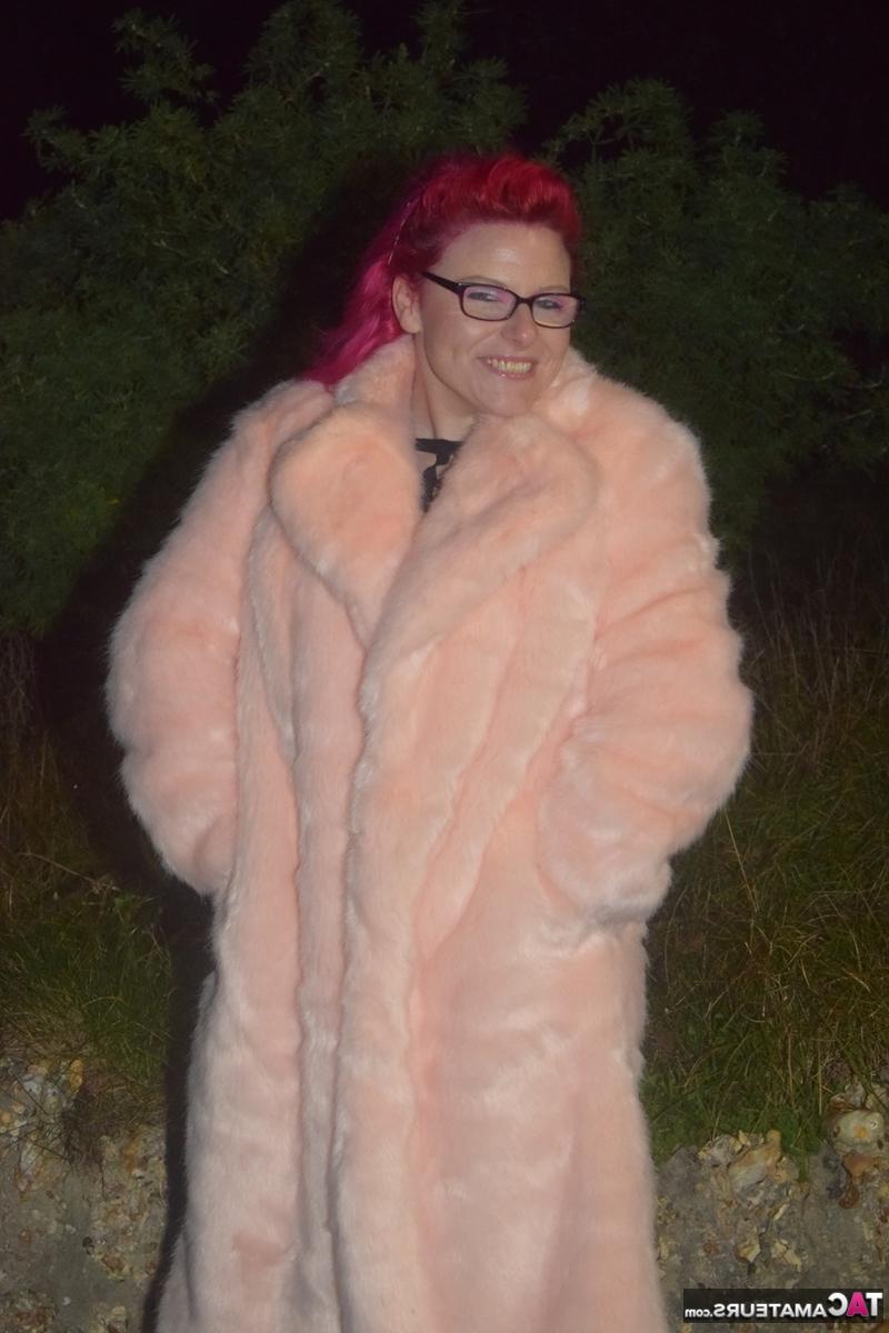 16P Redheaded amateur Mollie Foxxx flashes at night in a fur coat