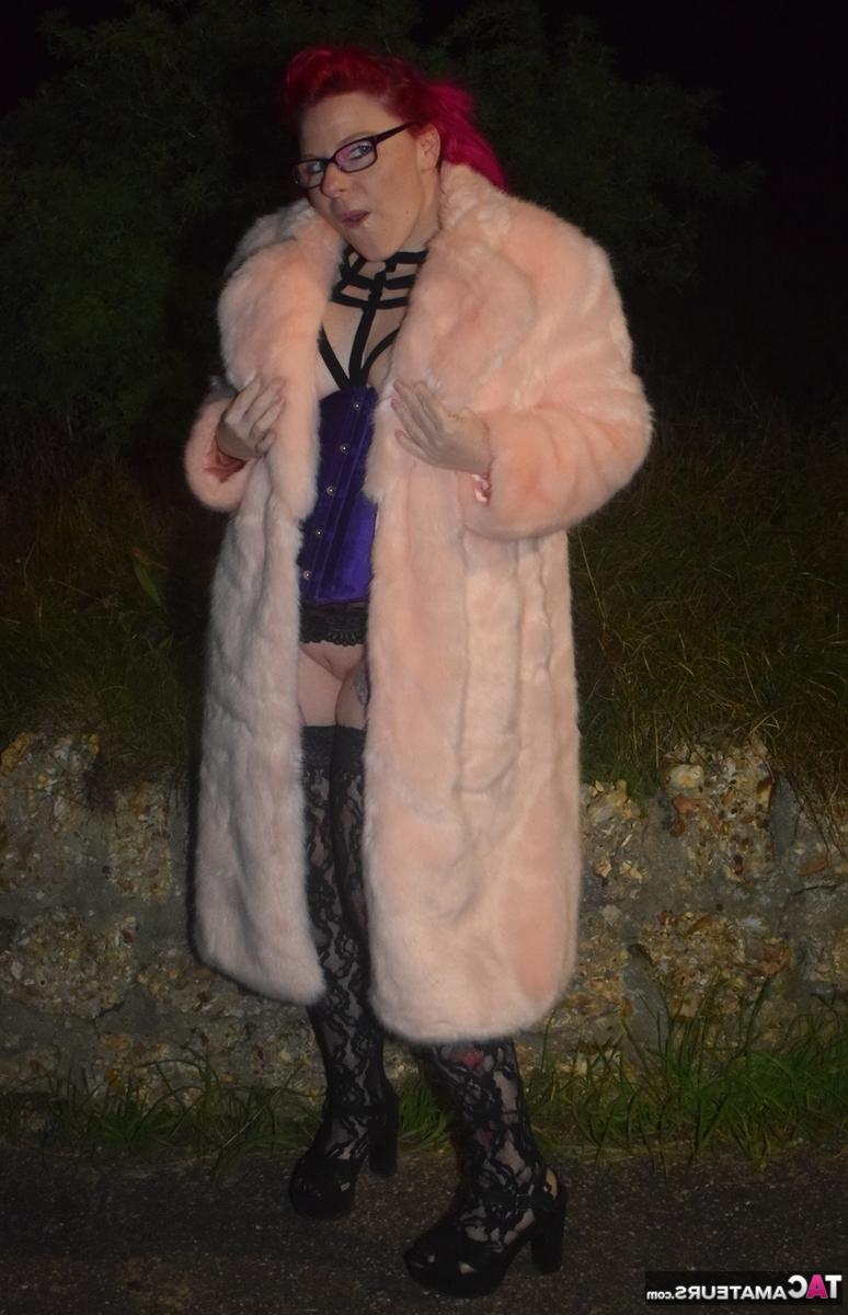 16P Redheaded amateur Mollie Foxxx flashes at night in a fur coat