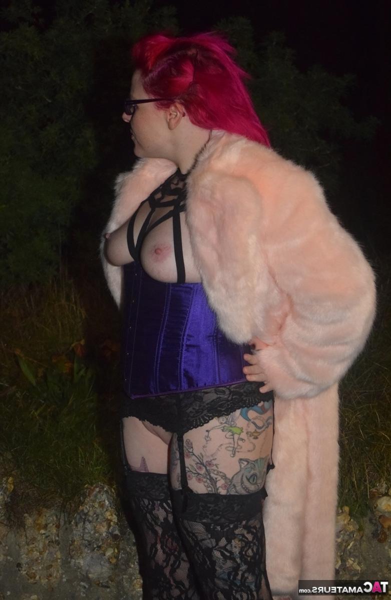 16P Redheaded amateur Mollie Foxxx flashes at night in a fur coat