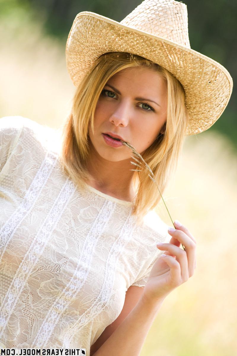 15P La blonde sexy Jana Davis se déshabille dans un champ tout en portant un chapeau de paille.