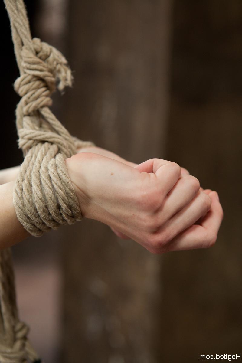 20P Die magere Blondine Riley James wird von der Lezdomin Lea Lexis gefesselt und geknebelt