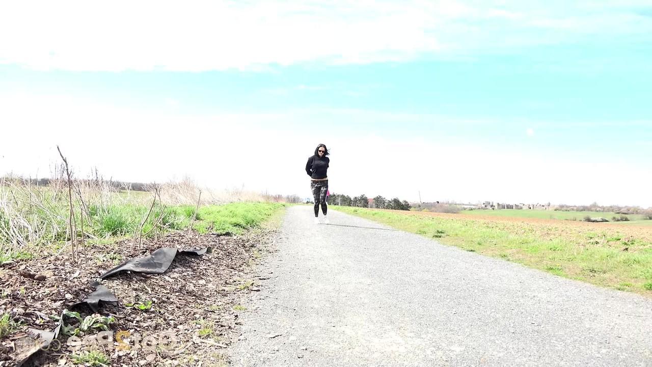 15P Barbe, la chica solitaria, se pone en cuclillas para orinar en un camino rural