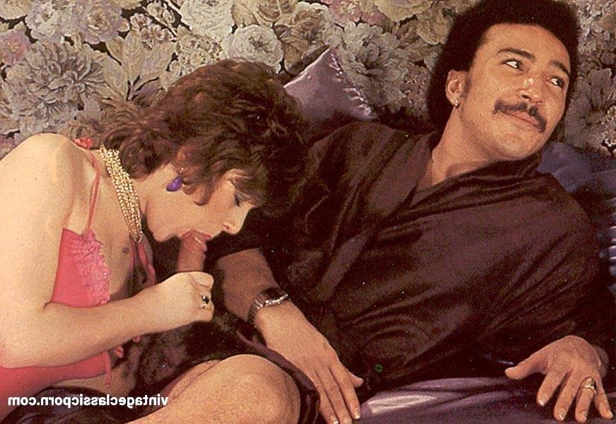 19P Heiße Babes genießen heiße Sex-Action in einem erregenden Vintage-FFM-Dreier