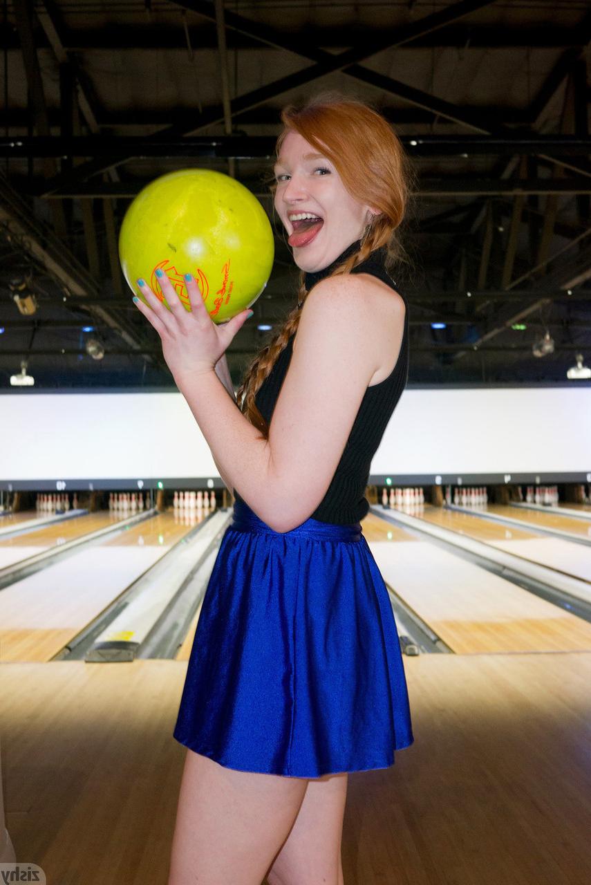 11P Redheaded girlfriend Bree Abernathy flashes her black panties in public