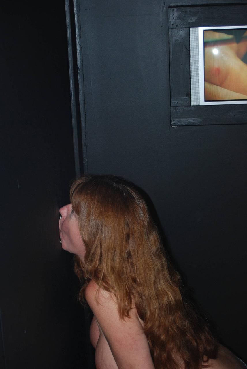 20P Amateur aux gros seins souffle une énorme bite jusqu'à l'éjaculation au Gloryhole