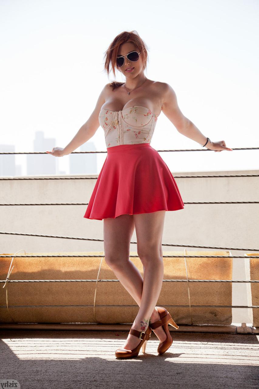 11P Die atemberaubende Rothaarige Lilith Lust lässt ihr Höschen im gewagten Chinatown-Upskirt zur Schau stehen