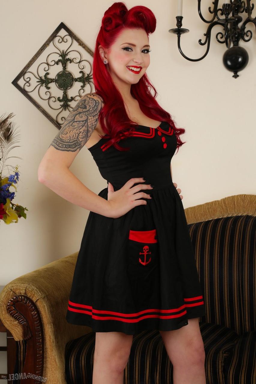 17P A pin-up sexy Amber Ivy tira o vestido de marinheiro para mostrar os lábios da buceta com salto vermelho