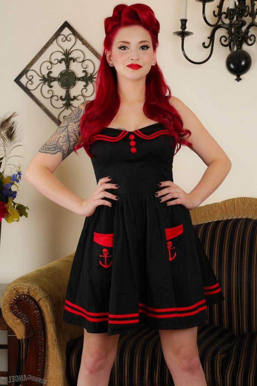 17P A pin-up sexy Amber Ivy tira o vestido de marinheiro para mostrar os lábios da buceta com salto vermelho