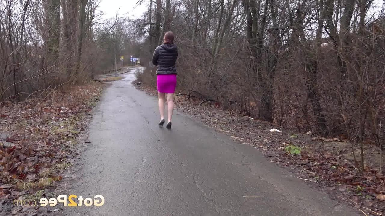 15P Antonia Sainz, une petite fille prise, fait pipi sur une route mouillée avec sa robe relevée