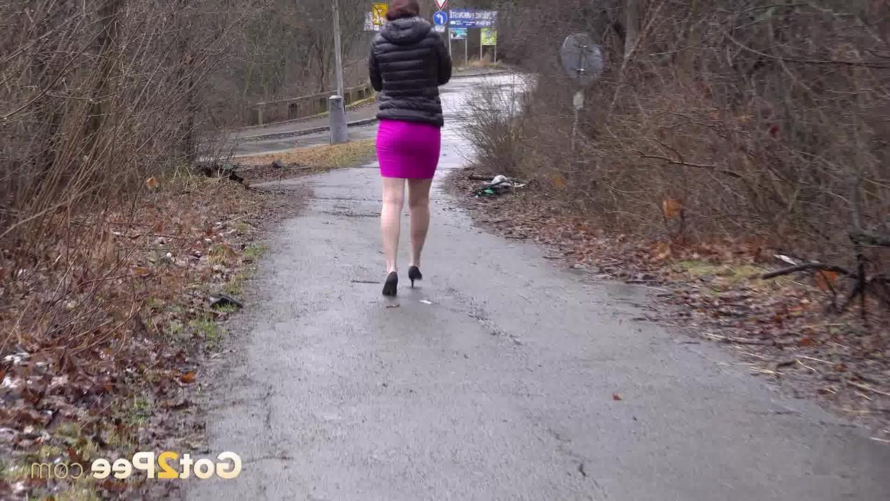 15P Antonia Sainz, une petite fille prise, fait pipi sur une route mouillée avec sa robe relevée