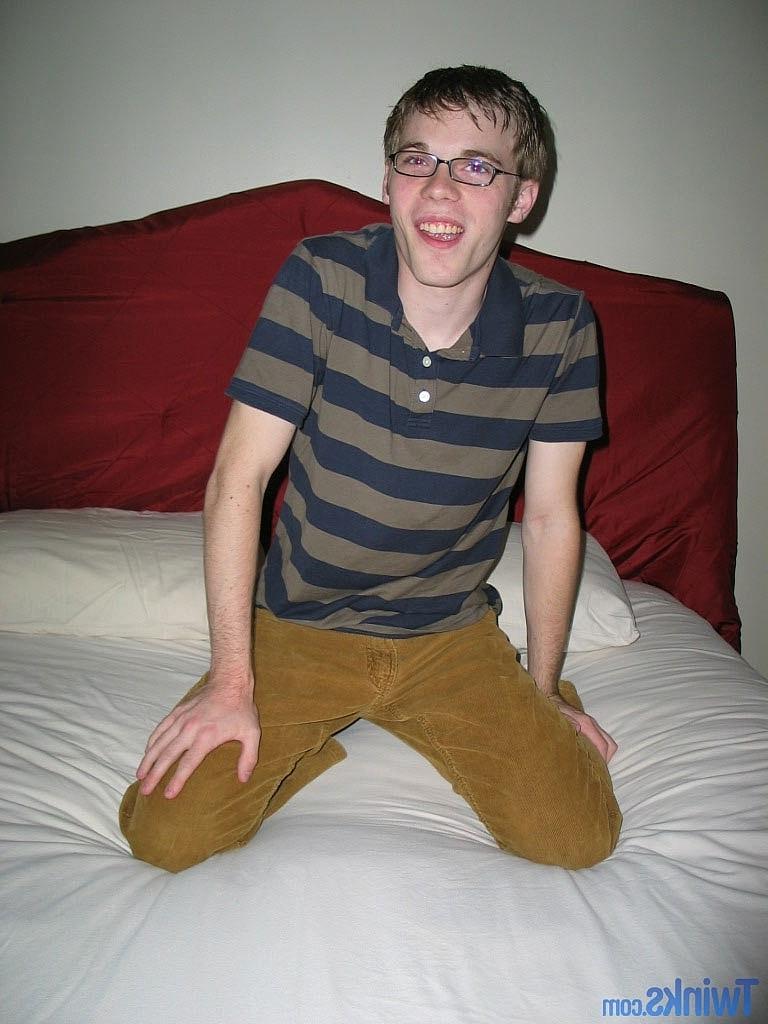 20P Nerdy twink in glasses Billy Gee shows his slim figure and jerks off his dick