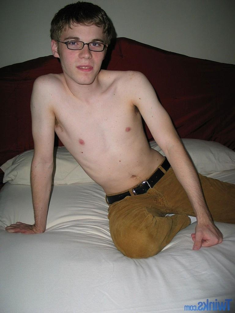 20P Nerdy twink in glasses Billy Gee shows his slim figure and jerks off his dick