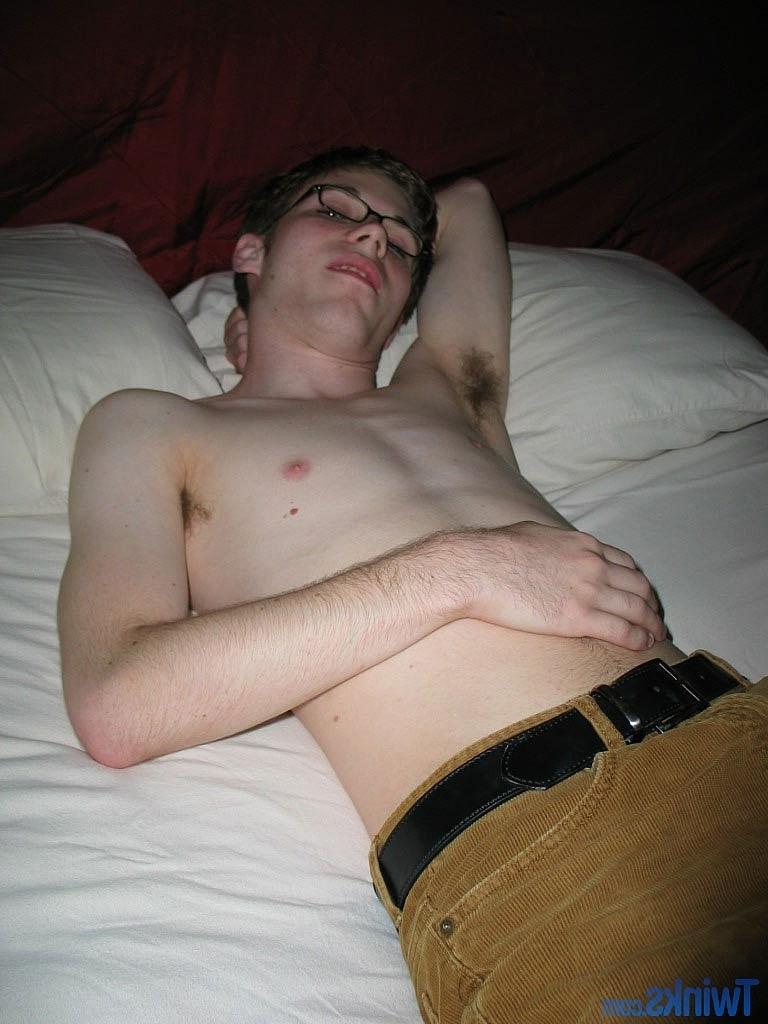 20P Nerdy twink in glasses Billy Gee shows his slim figure and jerks off his dick