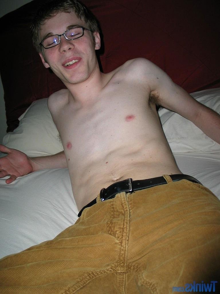 20P Nerdy twink in glasses Billy Gee shows his slim figure and jerks off his dick