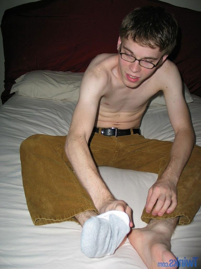 20P Nerdy twink in glasses Billy Gee shows his slim figure and jerks off his dick