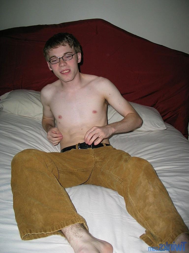 20P Nerdy twink in glasses Billy Gee shows his slim figure and jerks off his dick