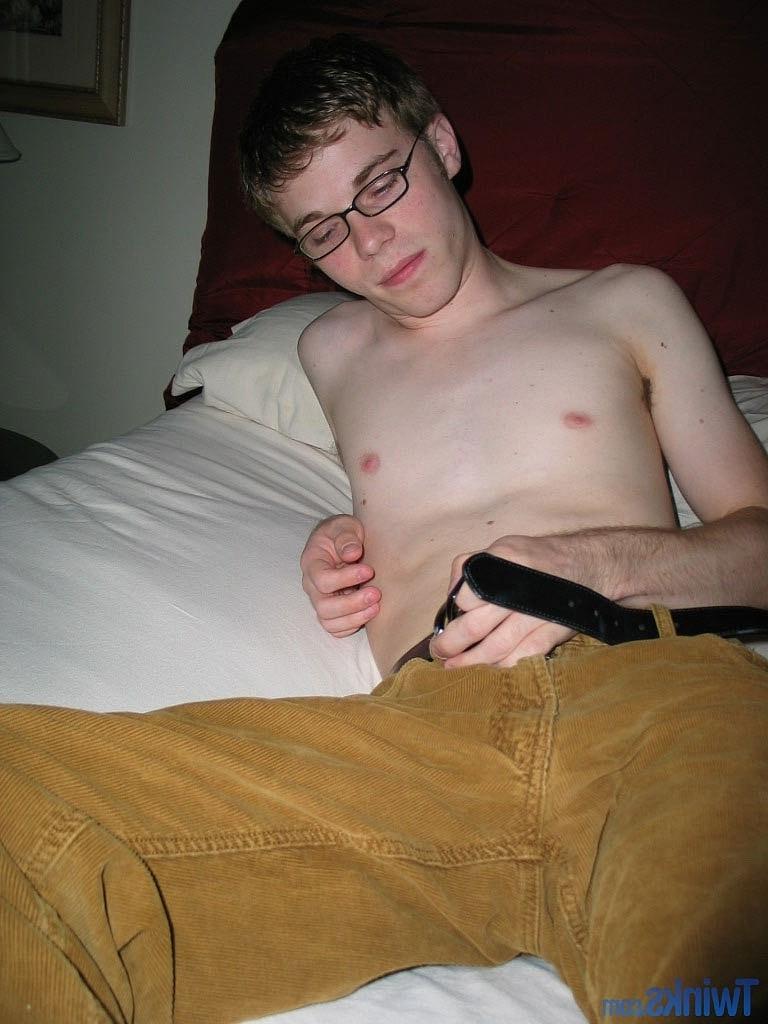 20P Nerdy twink in glasses Billy Gee shows his slim figure and jerks off his dick