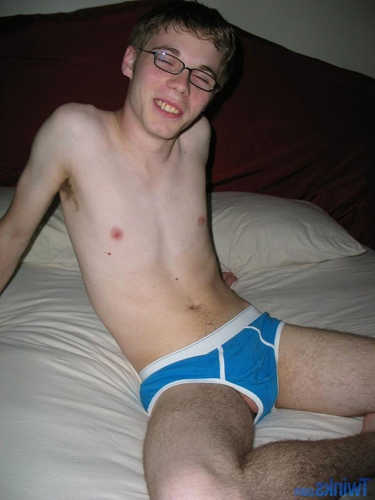 20P Nerdy twink in glasses Billy Gee shows his slim figure and jerks off his dick