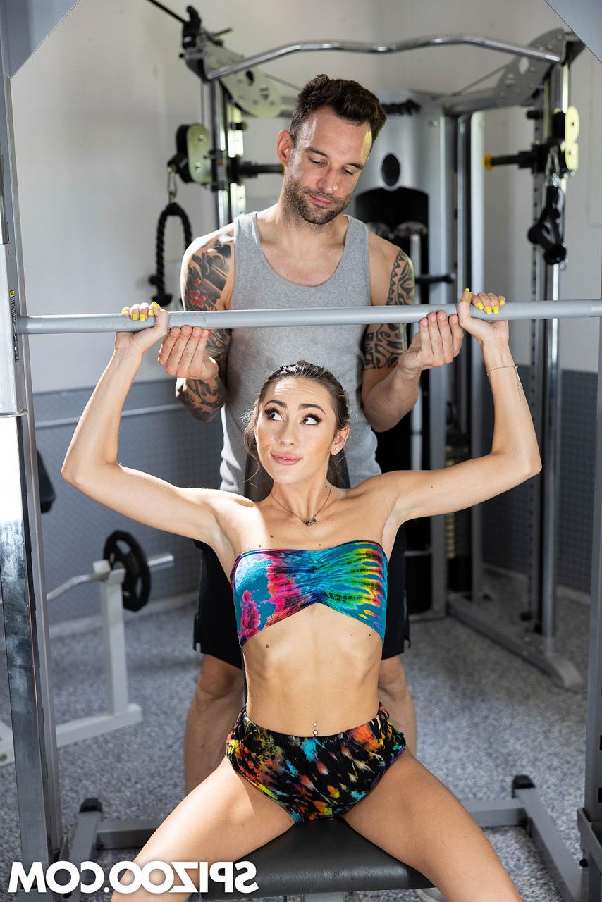 20P Der hübsche, zierliche Teenager Mackenzie Mace wird im Fitnessstudio gründlich durchgevögelt