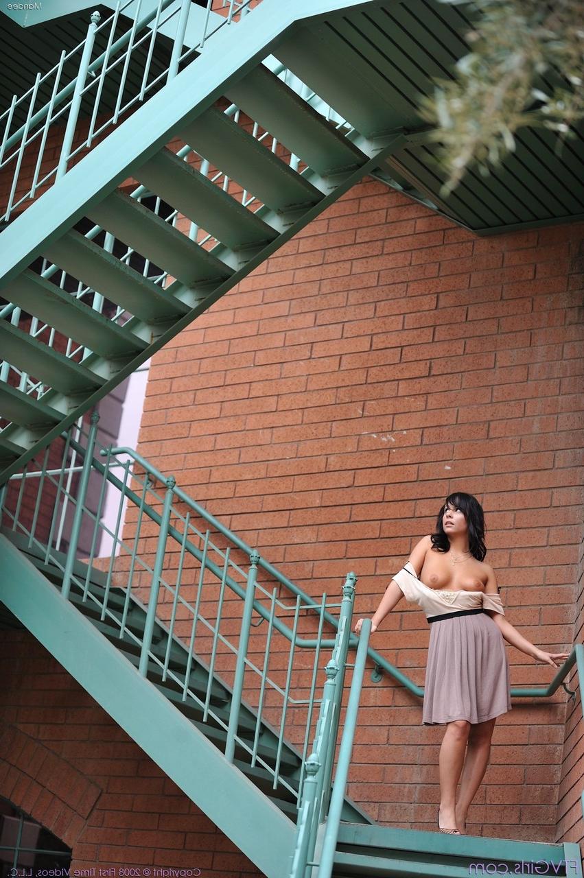 20P La adorable amateur Mandee muestra su culo caliente, su chocho y sus bonitas tetas en público