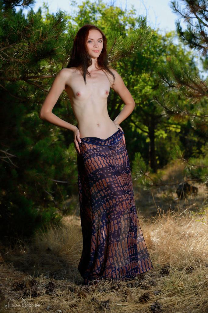 16P Helena B, la jeune rousse, met en valeur sa belle chatte alors qu'elle est nue près des sapins.