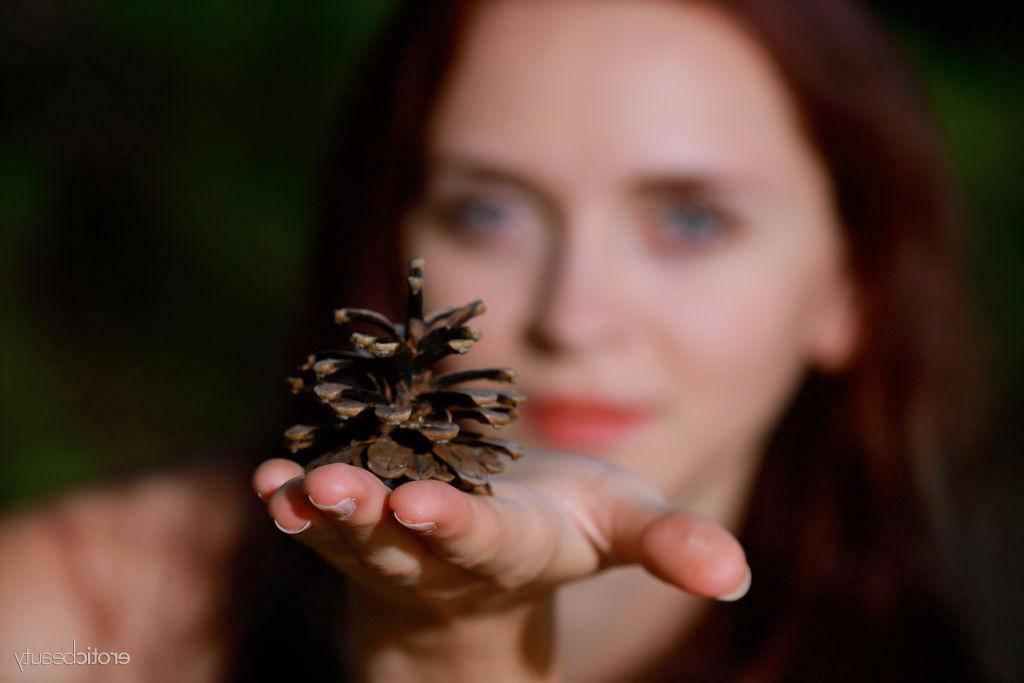 16P Helena B, la jeune rousse, met en valeur sa belle chatte alors qu'elle est nue près des sapins.
