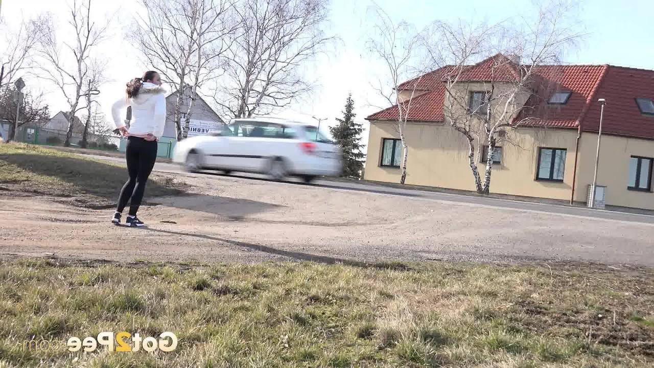 15P Das kaukasische Mädchen Vinna Reed pinkelt dringend neben gestapeltem Heu
