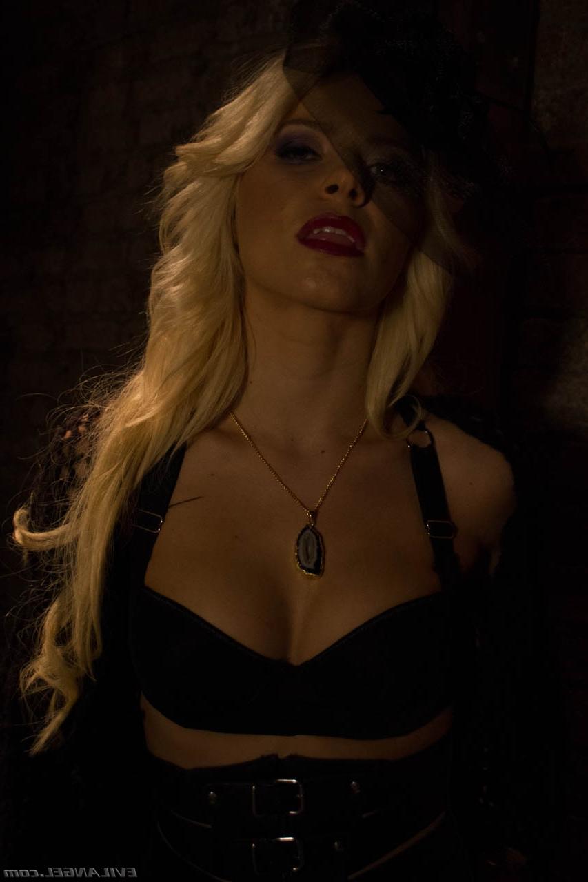 17P Excited vampiress Anikka Albrite tries to find a partner for coition
