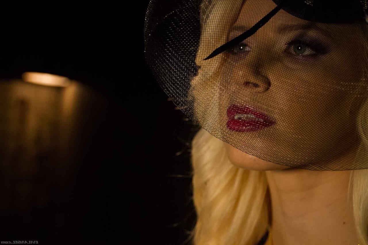 17P Excited vampiress Anikka Albrite tries to find a partner for coition