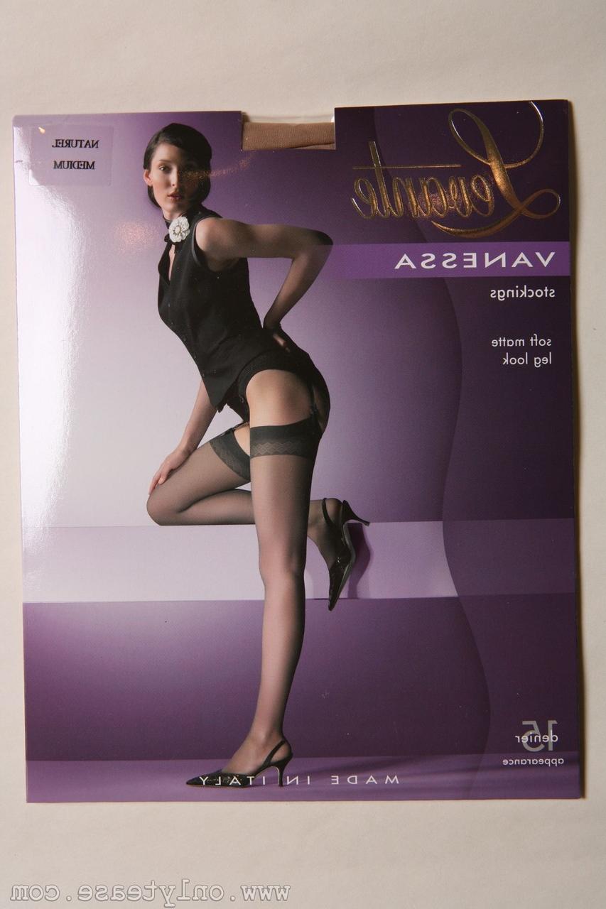 20P Adorável morena com uniforme sexy Zuzanah fica nua e mostra seu corpo gostoso