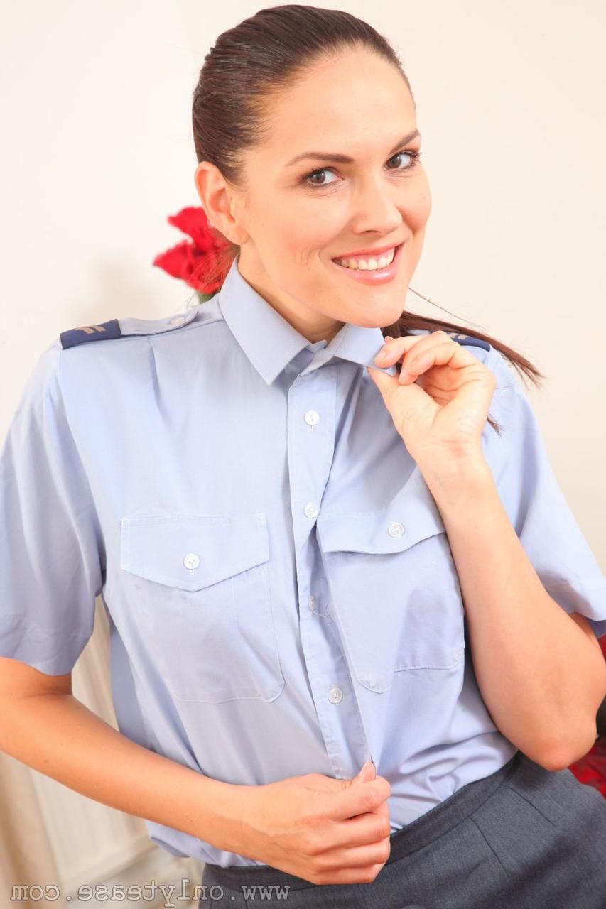 20P Adorável morena com uniforme sexy Zuzanah fica nua e mostra seu corpo gostoso