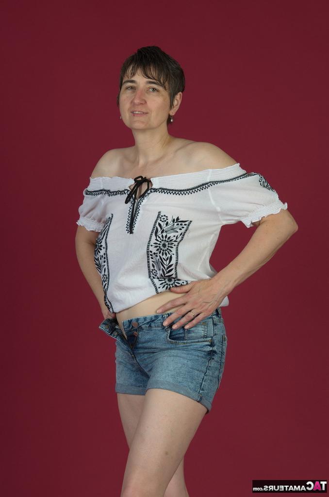 20P Femme amateur, Hot MILF, nue, avec des bottes noires, après s'être déshabillée.