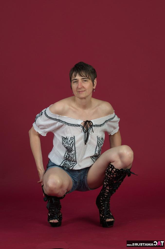 20P Femme amateur, Hot MILF, nue, avec des bottes noires, après s'être déshabillée.