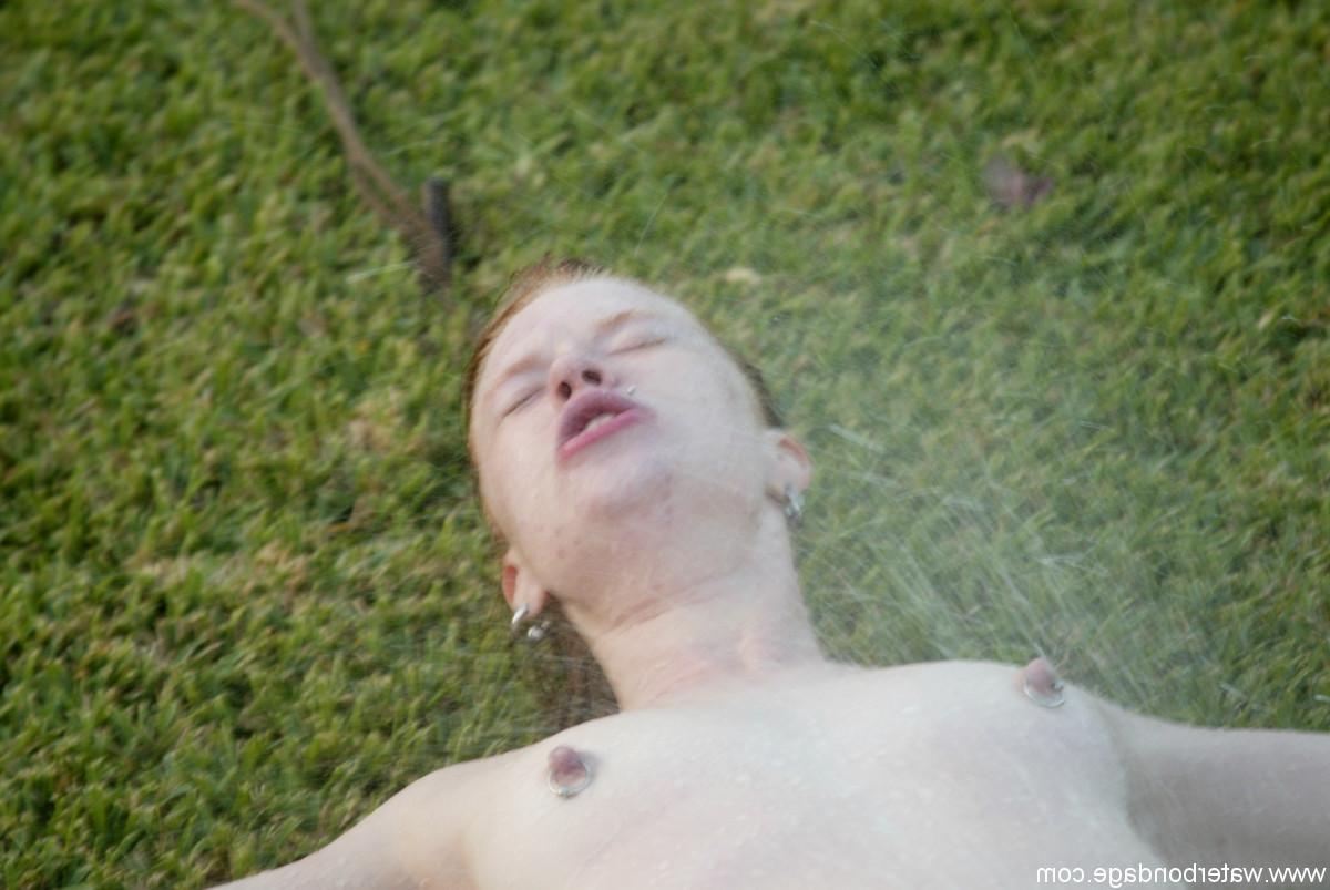 20P Die gefesselte Sklavin Madison Young lässt ihre gepiercte Muschi im Freien spielen