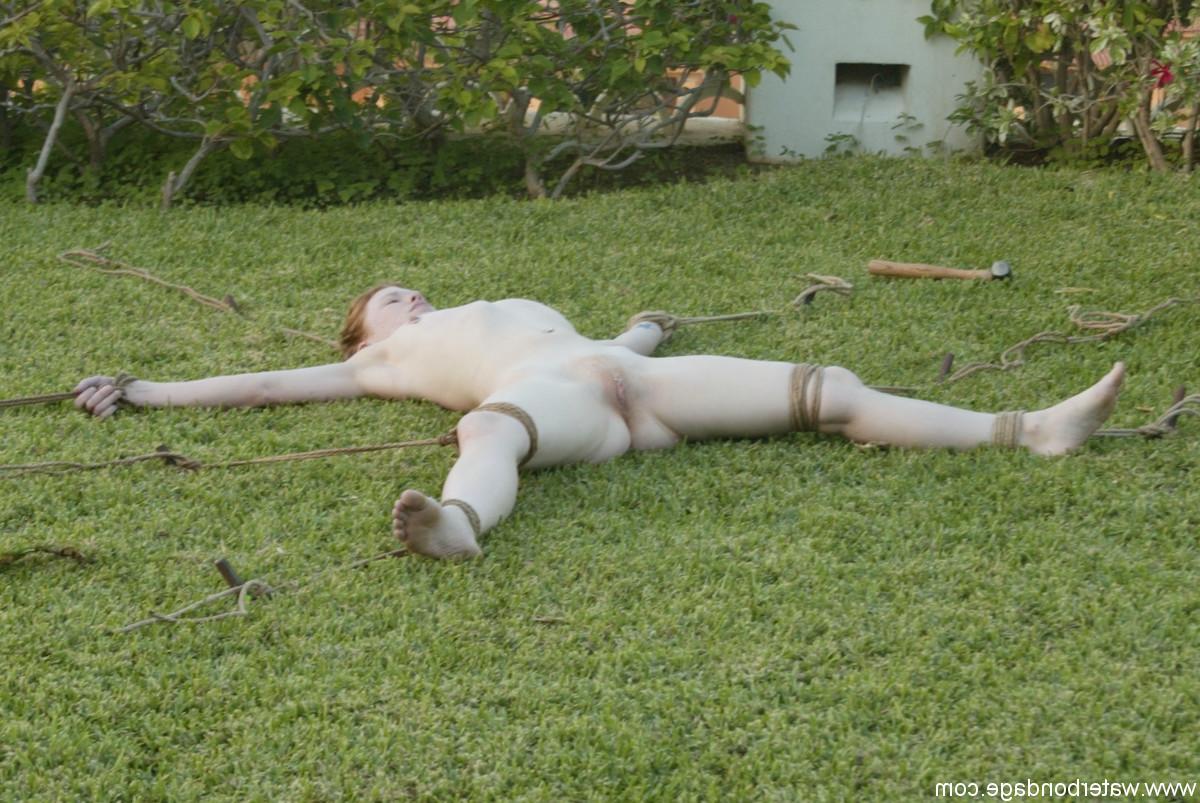 20P Die gefesselte Sklavin Madison Young lässt ihre gepiercte Muschi im Freien spielen