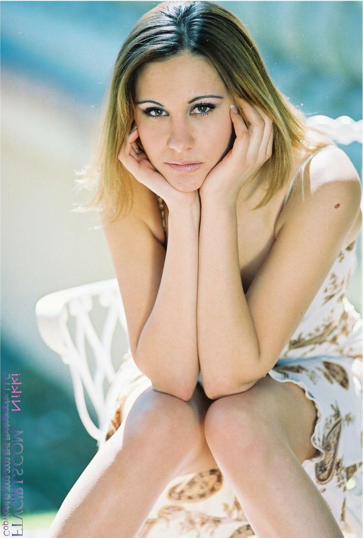 20P La belle fille Nikki exhibe une jupe haute sans culotte et montre ses petits seins.