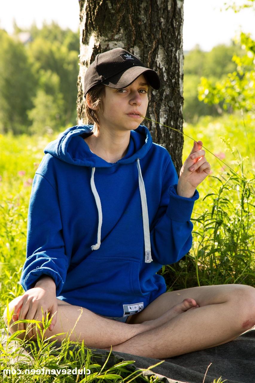 20P Die dünne junge Amateurin Yagami Lil entblößt ihren Körper und reibt ihren Busch im Freien