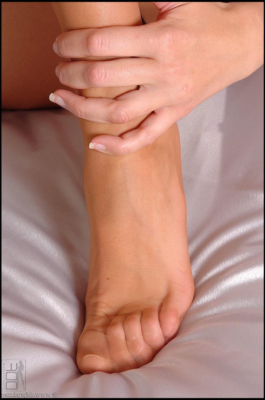 20P Monica Sweetheart, maman tchèque, taquine avec ses pieds en bas et joue avec son butin.