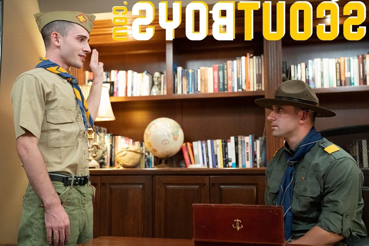 20P Gay Scoutmaster aime le sexe anal en levrette avec le minet chaud Scout Oliver