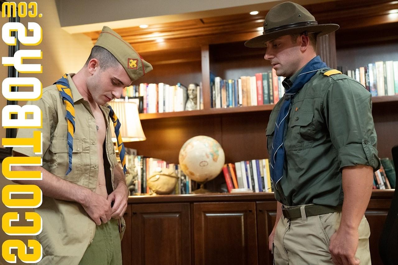 20P Gay Scoutmaster aime le sexe anal en levrette avec le minet chaud Scout Oliver