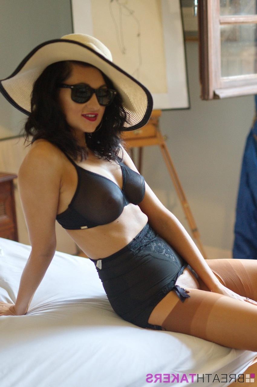 12P Bonnie Bellotti, une fille glamour britannique, montre ses seins et sa chatte avec une ceinture et des bas de nylon.