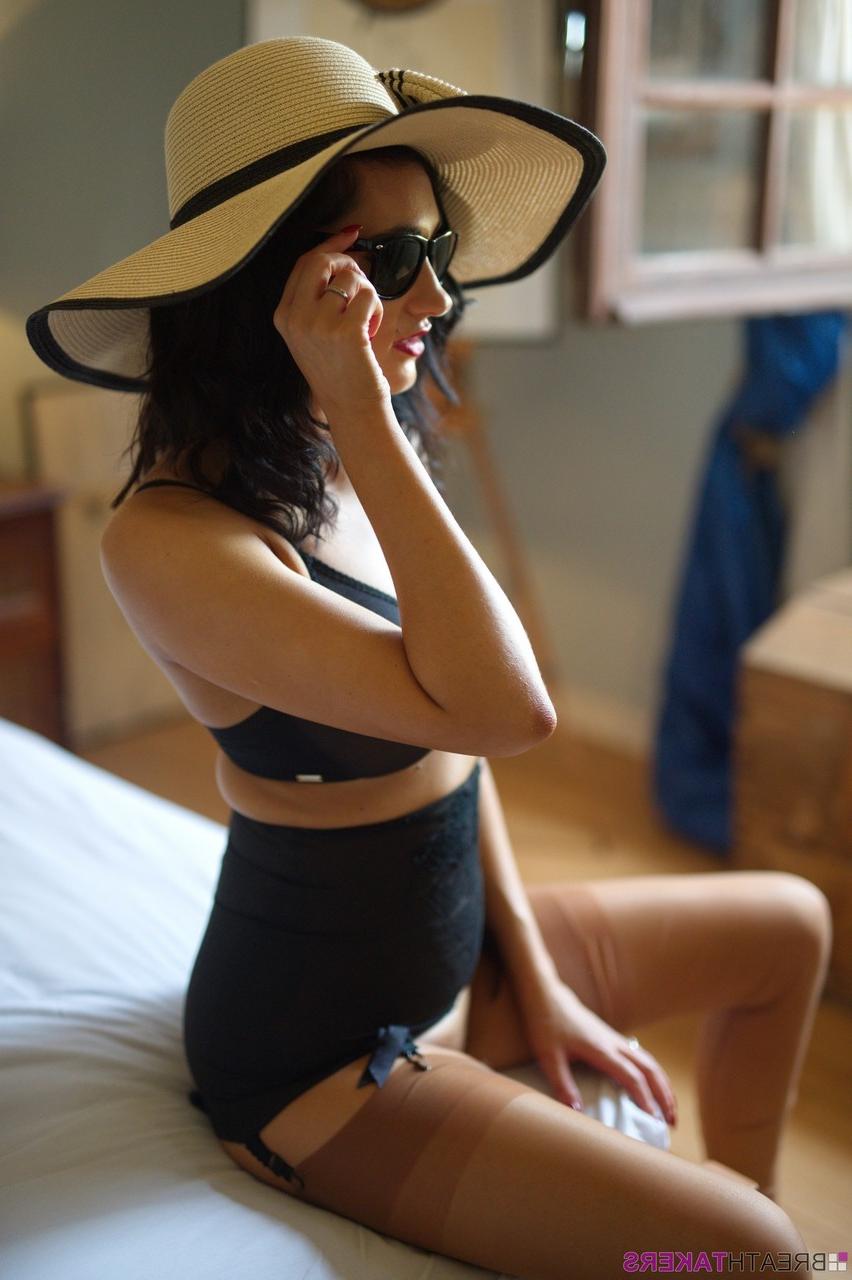 12P Bonnie Bellotti, une fille glamour britannique, montre ses seins et sa chatte avec une ceinture et des bas de nylon.